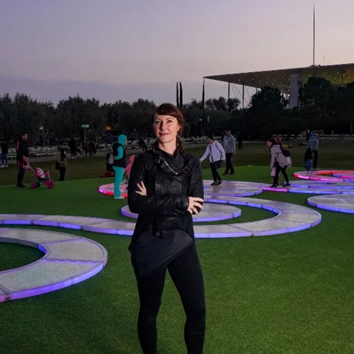 Νέες φωτεινές εγκαταστάσεις ακτινοβολούν στο «Νιάρχος»: Μιλήσαμε με τους δημιουργούς των έργων